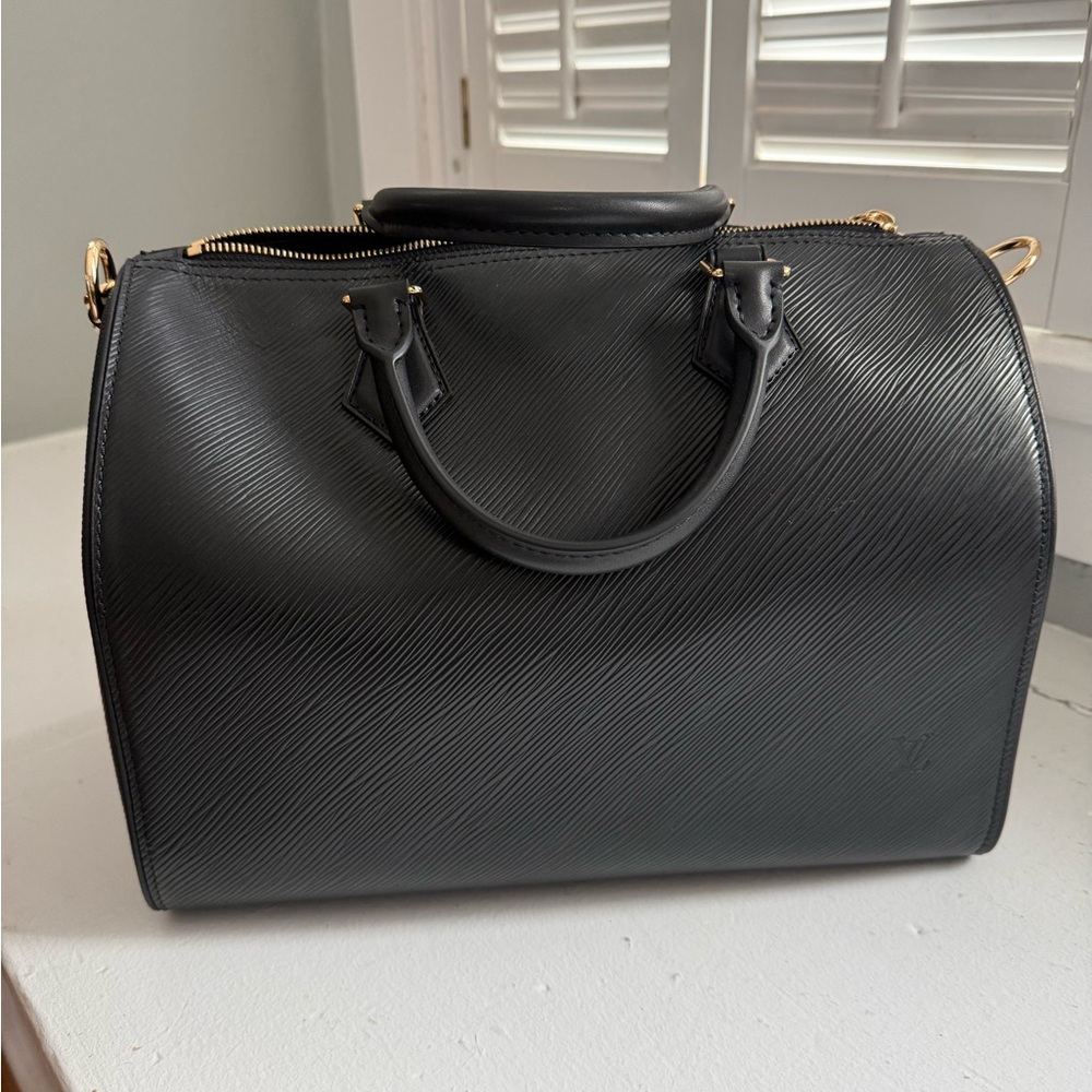 Black handbag with detachable shoulder strap